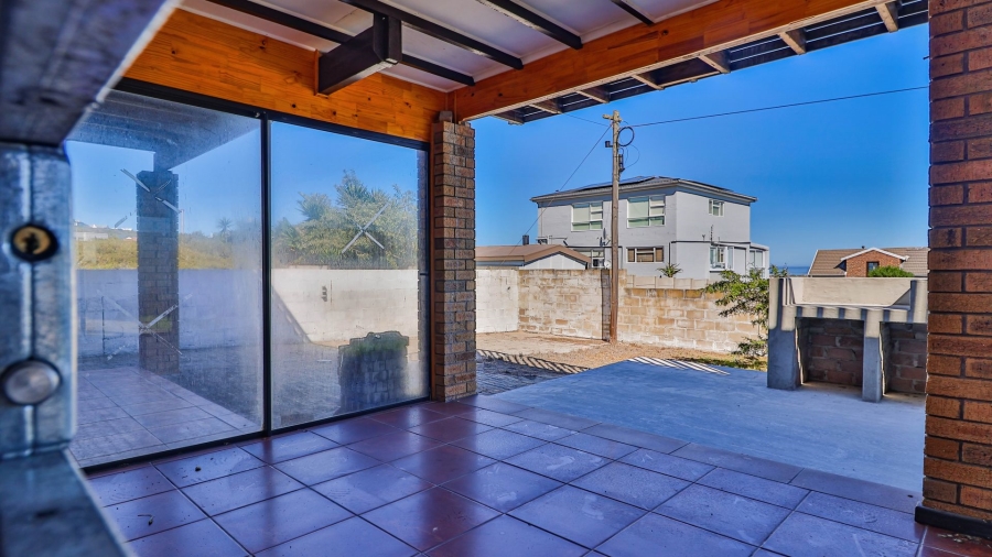 4 Bedroom Property for Sale in Pearl Bay Western Cape